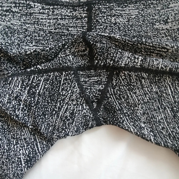 Lululemon Pace Perfect 25" Leggings with Mesh Cutouts in Air Time White Black 10 - Picture 14 of 16